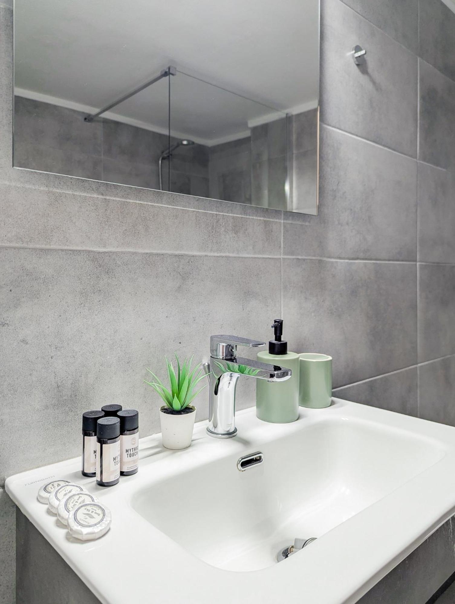 Spacious Apt For 5 Guests Next To Acropolis&Metro أثينا المظهر الخارجي الصورة